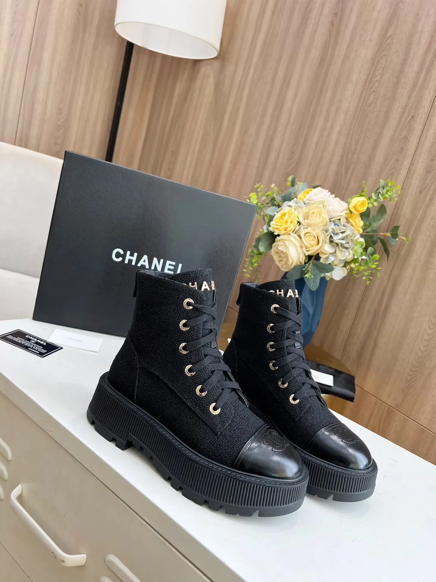👟👟Ex-factory price 560👟👟 The original model of the new autumn and winter Chanel ankle boots✅ The strap design is super easy to put on and take off, the toe logo is electro-embroidered, the tongue is also a metal brand logo, fabric: special material, lining/foot pads: cow lining, ultra-light rubber non-slip and wear-resistant outsole, color: black, white, blue, code number: 34-41 (34, 41 need to be customized) Packaging: cloth bag card
